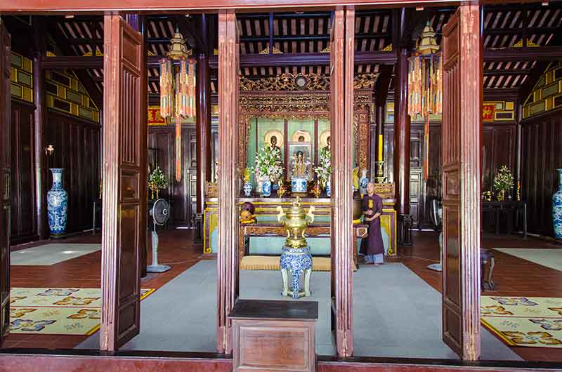 388 - Vietnam - Hue - pagoda Thien Mu - interior